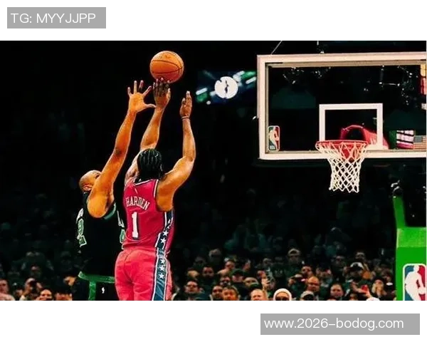 哈登半场表现出色10投6中砍下并列最高16分三分球命中率高达60无失误